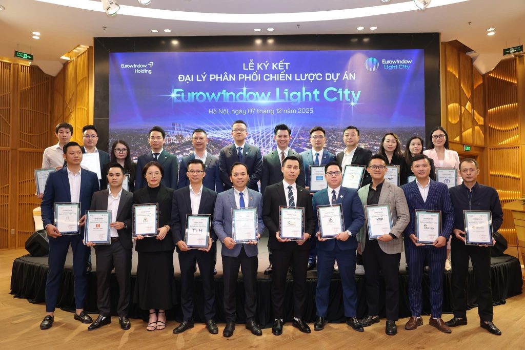 Eurowindow Holding trao chứng nhận Đại lý phân phối dự án Eurowindow Light City