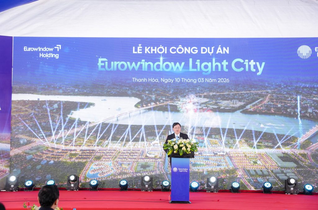 SỰ KIỆN KHỞI CÔNG “THÀNH PHỐ ÁNH SÁNG” EUROWINDOW LIGHT CITY BÊN BỜ SÔNG MÃ 1 Ông Mai Xuân Liêm – Ủy viên Ban Thường vụ Tỉnh ủy, Phó Chủ tịch Thường trực UBND tỉnh Thanh Hóa- đại diện lãnh đạo tỉnh Thanh Hóa phát biểu tại lễ khởi công
